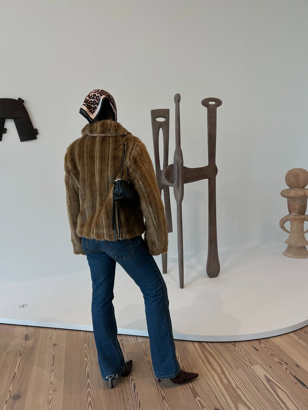 woman wearing medium wash cropped jeans trend