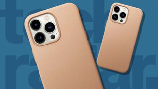 Bästa iPhone 13 Pro-skal: Två vita iPhone 13 Pro i ett brunt skal mot en blå bakgrund.