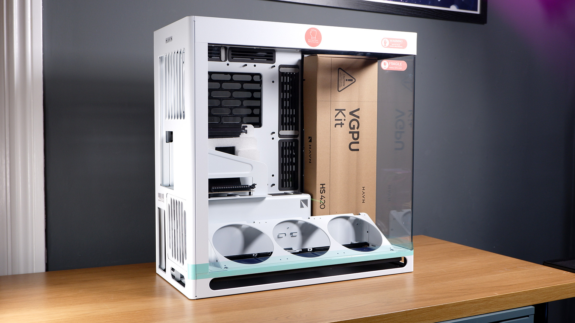 No intentes exprimir demasiadas ideas dentro de una sola computadora: para esta PC para juegos blanca con una RTX 4080 Super, casi lo hago