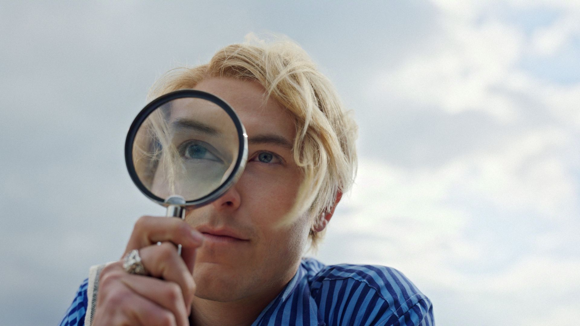 Sanji looking through a magnifying glass in One Piece