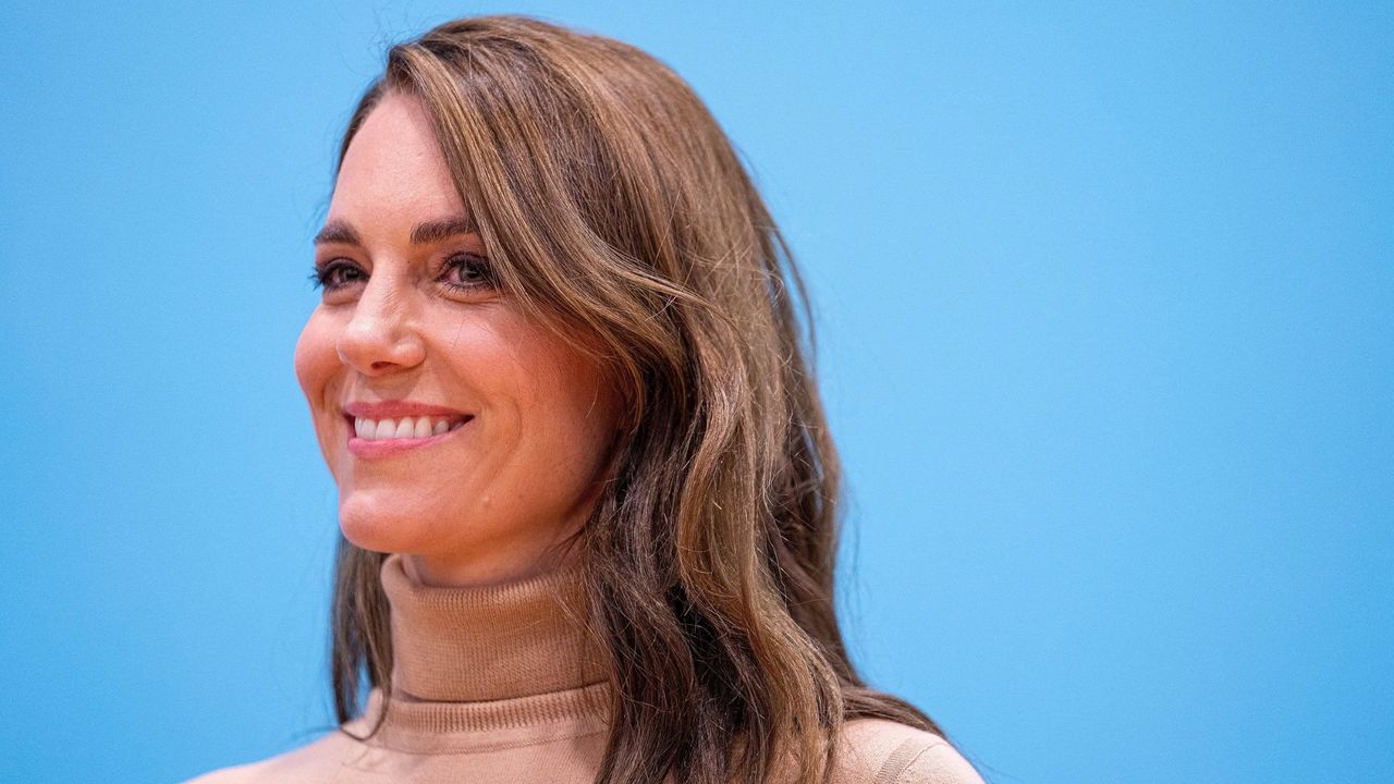 kate middleton on blue background