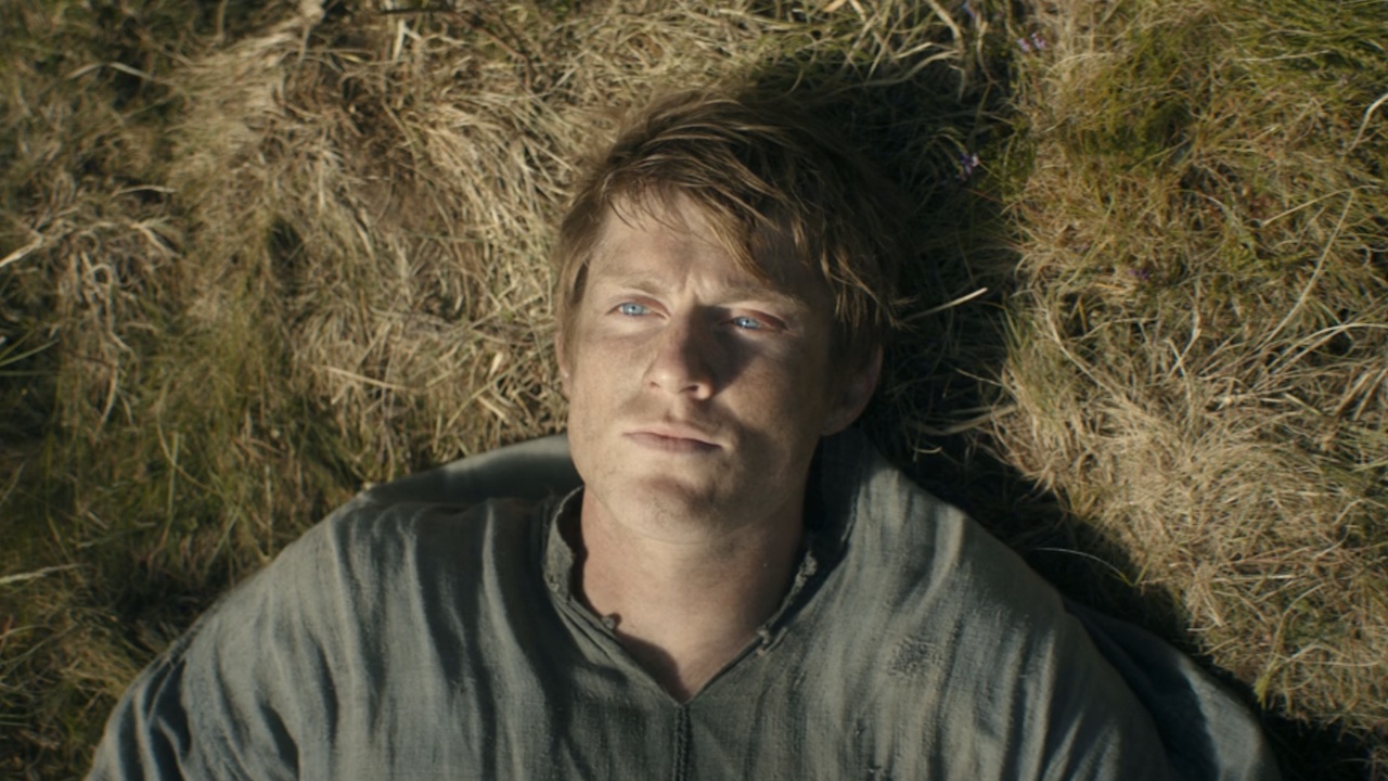 エピソード 1 で地面に横たわるダンカン