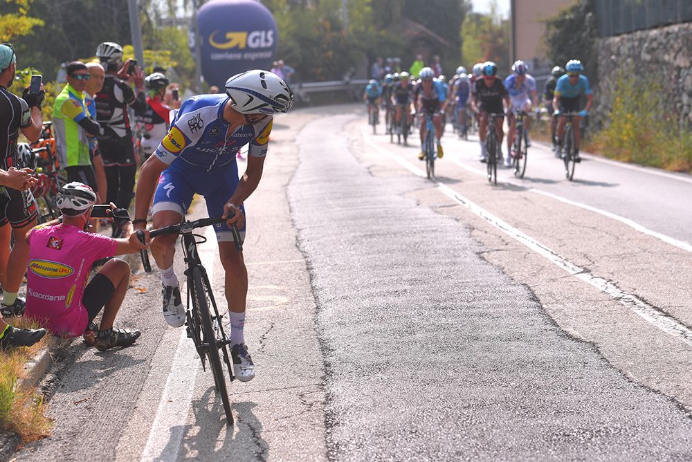 Julian Alaphilippe (QuickStep Floors) can see the peloton closing in