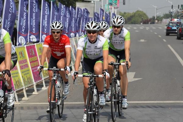 The Nederland Bloeit team arrives for the start