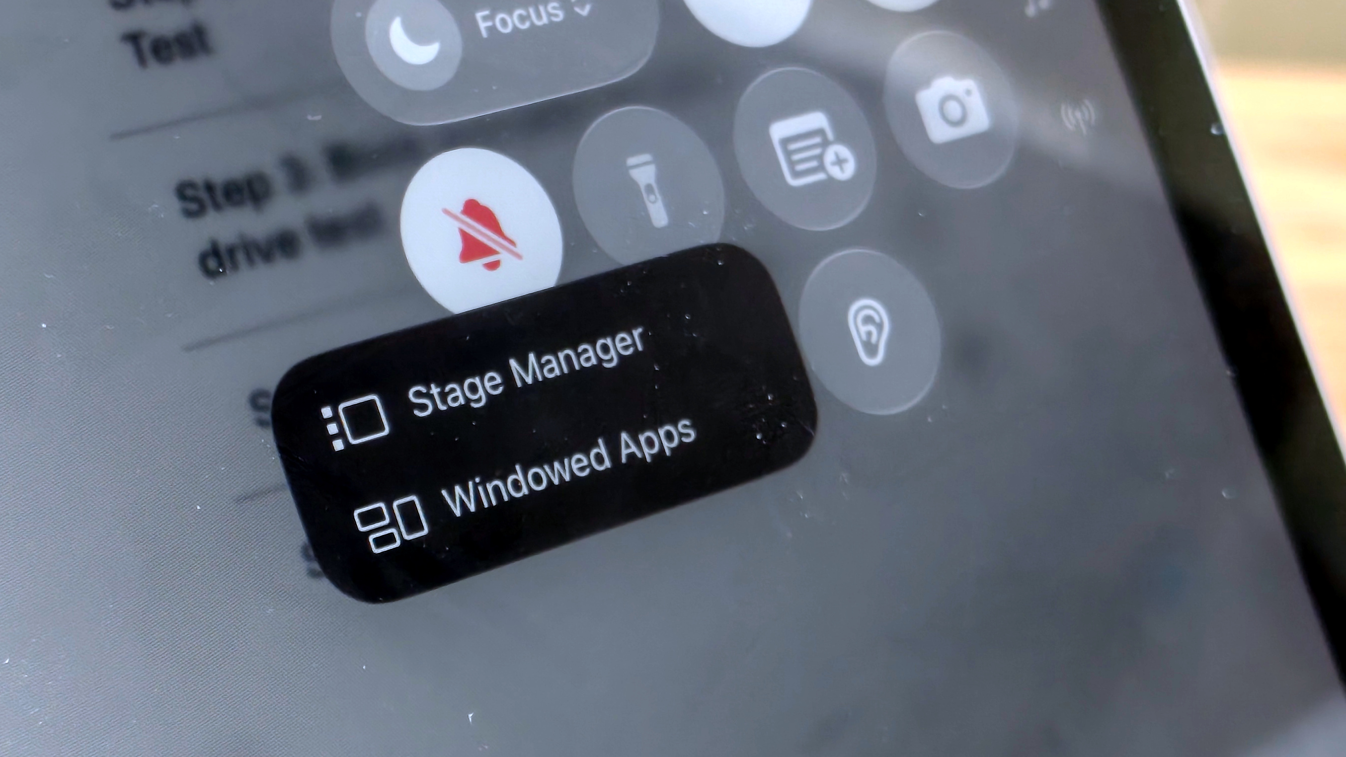 The iPad Pro's windows changing menu.