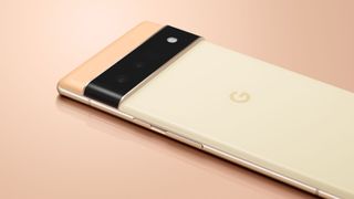 Die Rückseite des Pixel 6 Pro zeigt die Kameraleiste und die Sperrtaste