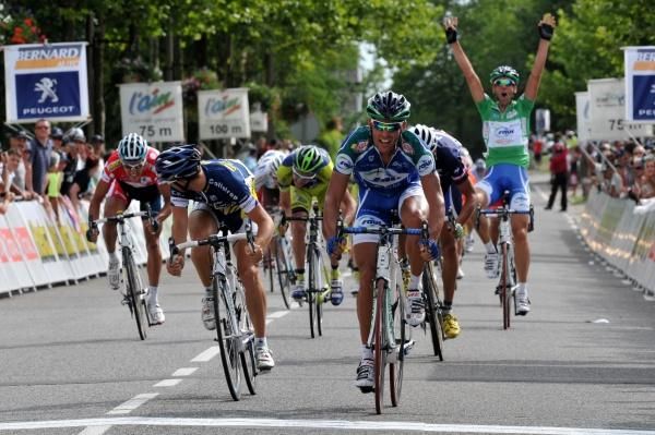 St&eacute;phane Poulhies (Saur - Sojasun) outsprints Romain Feillu (Vacansoleil) for the stage win.