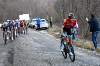 SARNANOSASSORETTO ITALY MARCH 10 Damiano Caruso of Italy and Team Bahrain Victorious attacks in the breakaway during the 58th TirrenoAdriatico 2023 Stage 5 a 1656km stage from Morro dOro to SarnanoSassotetto 1451m UCIWT TirrenoAdriatico on March 10 2023 in SarnanoSassotetto Italy Photo by Tim de WaeleGetty Images