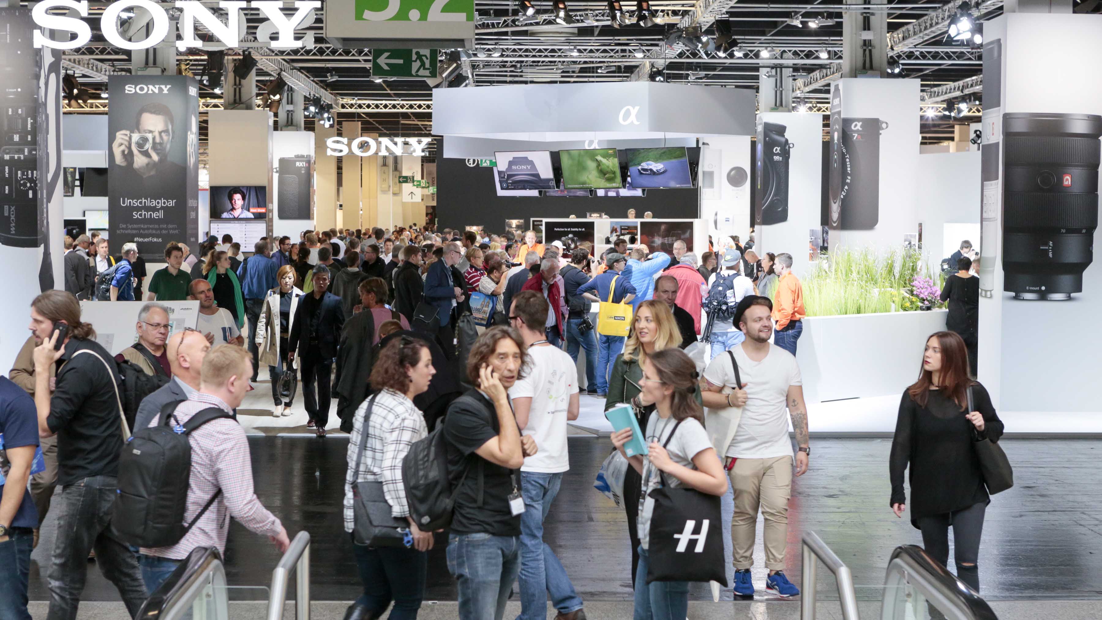Crowds at Photokina 2018 near the Sony stand
