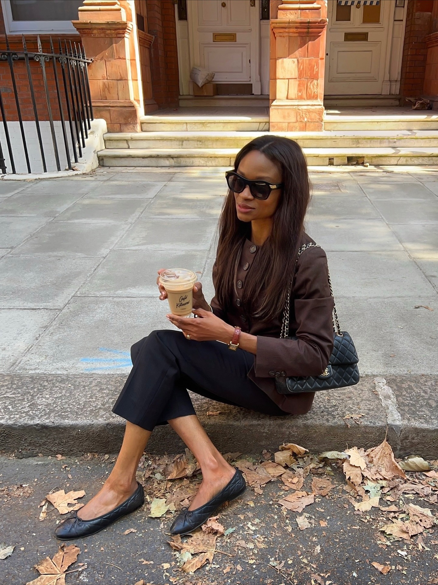 Fashion person lornasymphony wears a blazer trend 2026. She wears a collarless blazer.