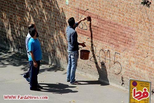 Iranians painting over anti-America graffiti 