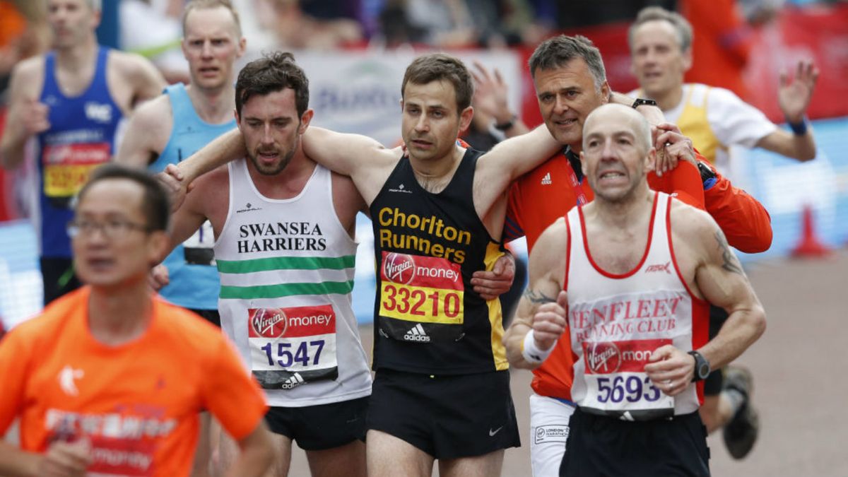 London Marathon runner hailed a hero for helping struggling competitor ...