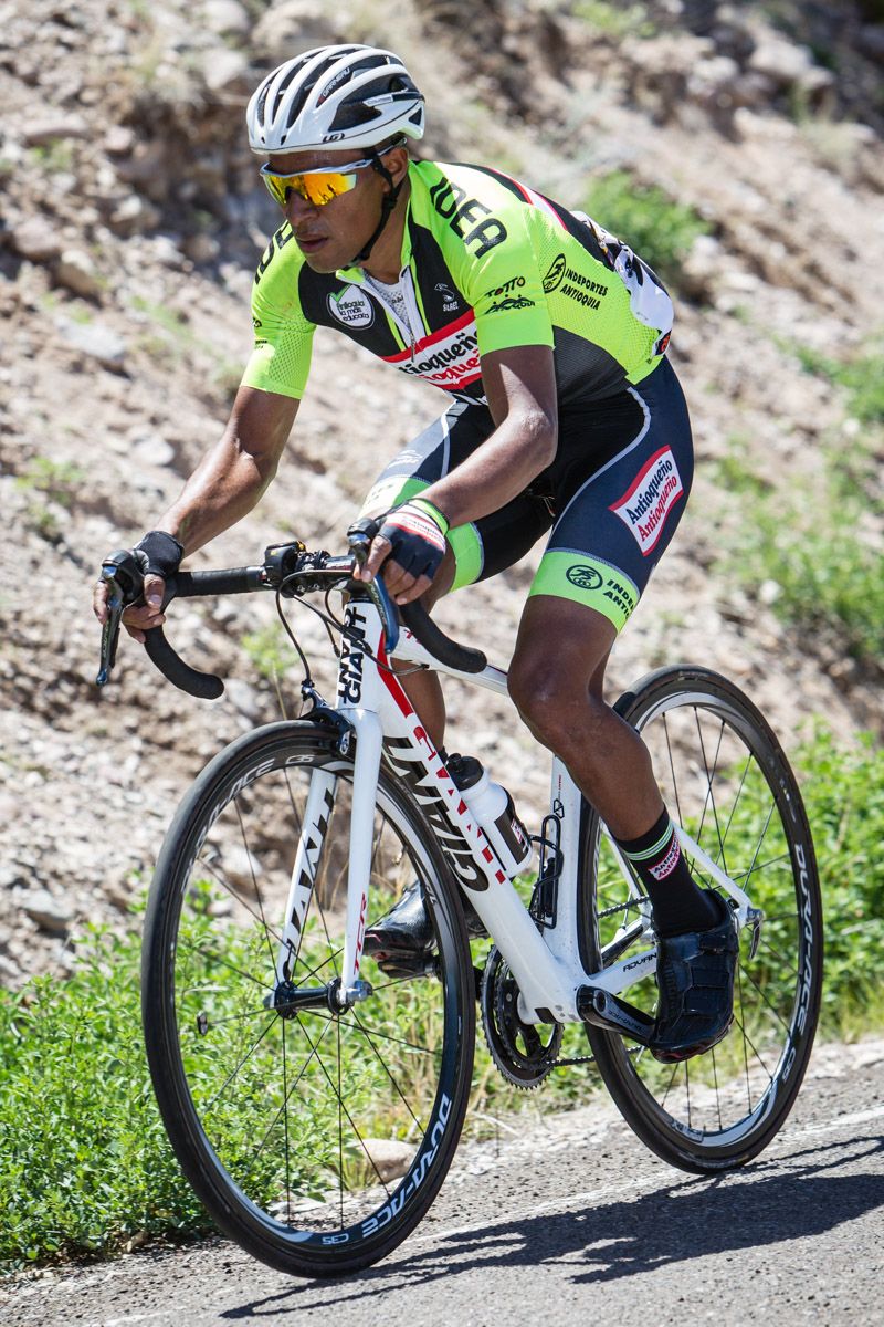 Rafael Montiel (Orgullo Antioqueno) chases the leaders