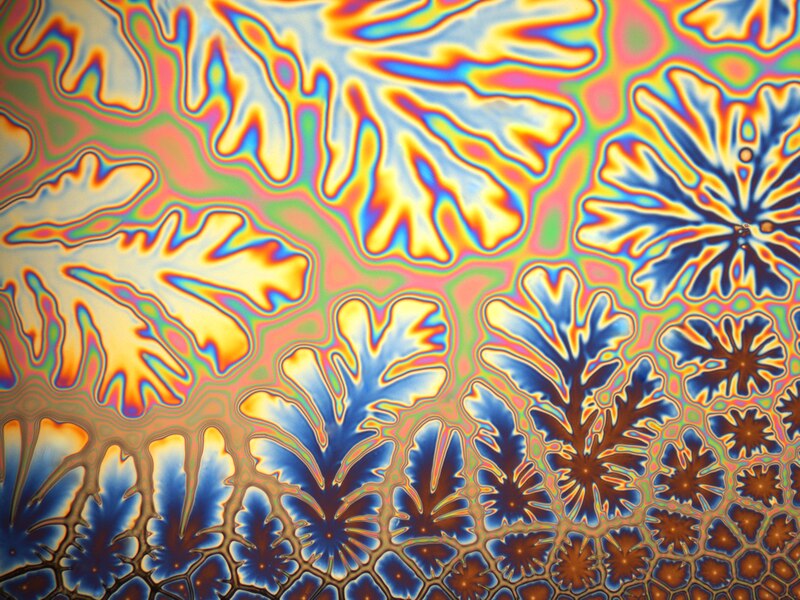 An example of Saffman-Taylor instability causing complex patterns in a thin film.