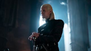 Matt Smiths karaktär Daemon Targaryen vilar händerna på sitt svärd i King's Landings tronrum i House of the Dragon.