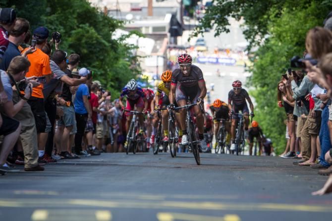 JJ Haedo (Jamis-Hagens Berman) coming into the finish.