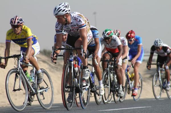 The peloton try to decide who's going to take up the chase