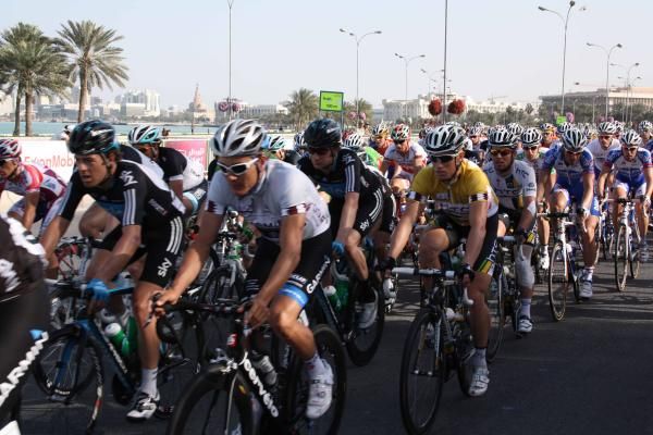 Mark Renshaw (HTC-Highroad) watches Heinrich Haussler (Garmin-Cervelo) in Doha.