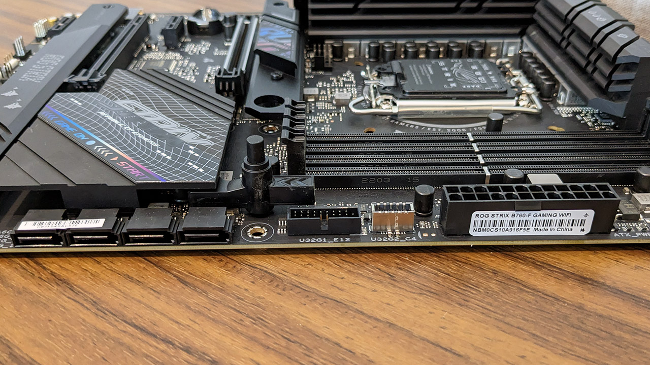 Asus ROG Strix B760-F Gaming WiFi benchmarks side section