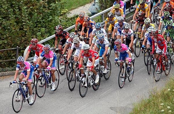 Gruppo compatto ahead of the Chisallo