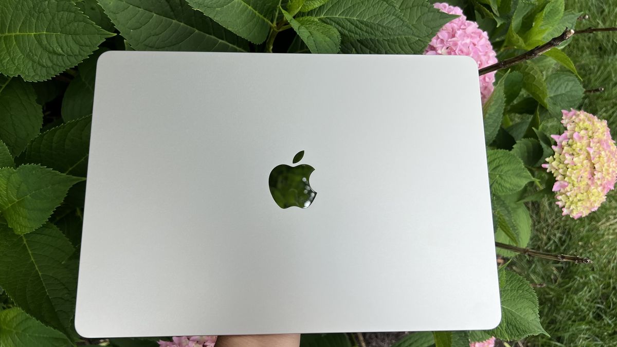 MacBook Air 2022 lifestyle photos