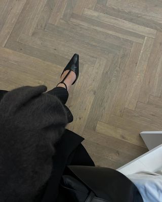 fashion influencer wearing the T-bar pumps shoe trend