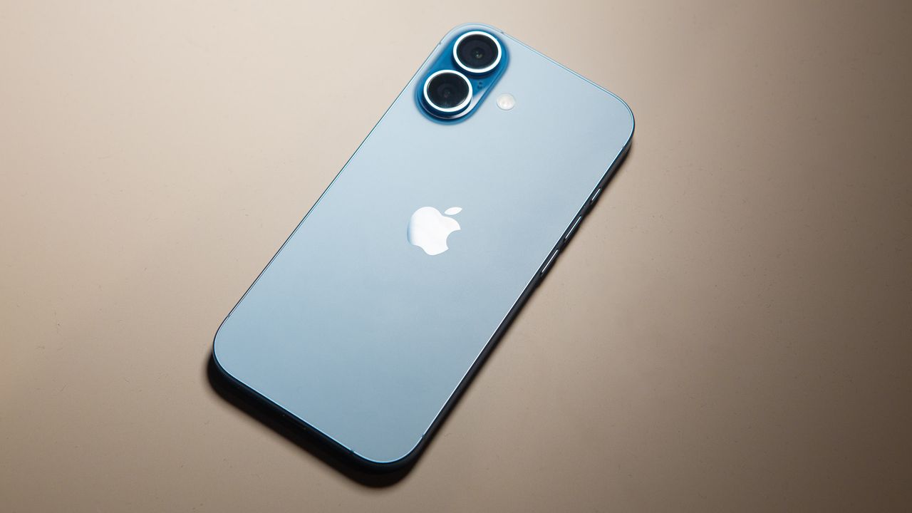 Apple iPhone 17 in Mist Blue