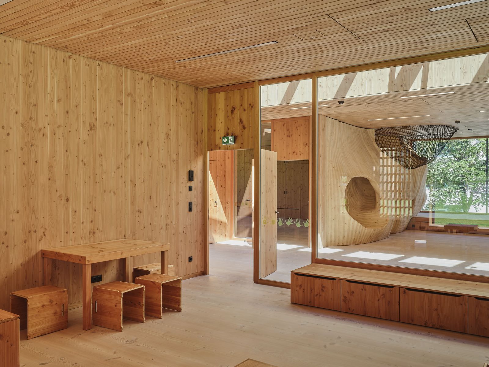  Foto zu All-timber Austrian kindergarten invites wood 