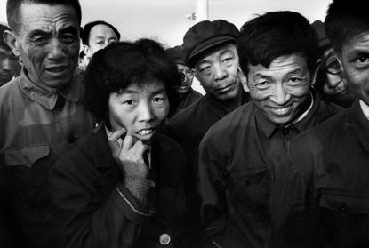 一群中国人在看“长鼻子”，这个词指的是所有的西方人，包括摄影师帕特里克·扎克曼