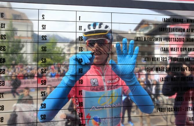 Vincenzo Nibali (Astana) signs in on stage 20