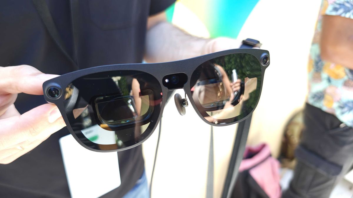 Xreal Project Aura glasses dimming off