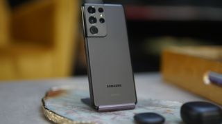 Samsung Galaxy S21 Ultra bagside i sort stående på bord