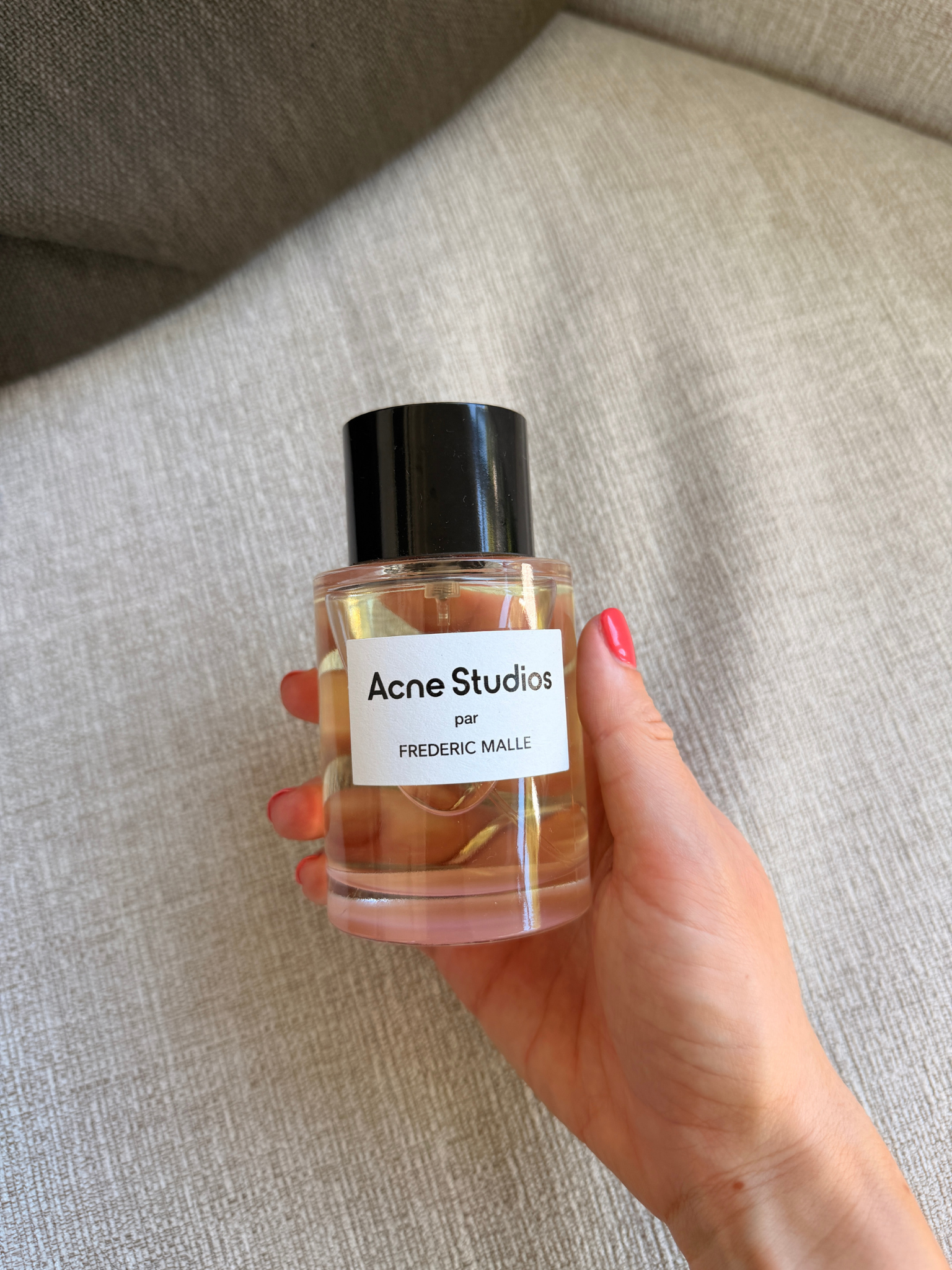 Grace Day holding the Acne Studios par Fr&amp;eacute;d&amp;eacute;ric Malle perfume