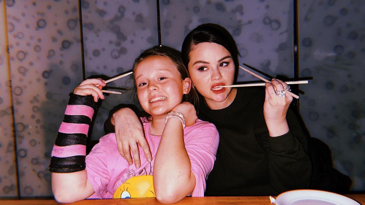 Selena Gomez is Big Sibling Goals During &quot;Sissy Date Night&quot; 