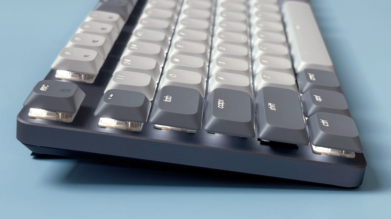 The Satechi SM3 mechanical keyboard against a blue background.
