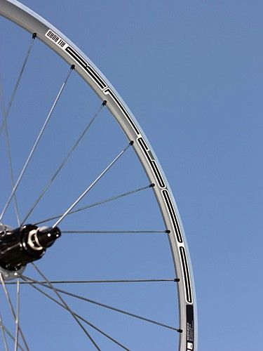 The shallow 24mm-deep aluminum clincher rim helps keep the total weight down to a reasonable 1,600g per pair.
