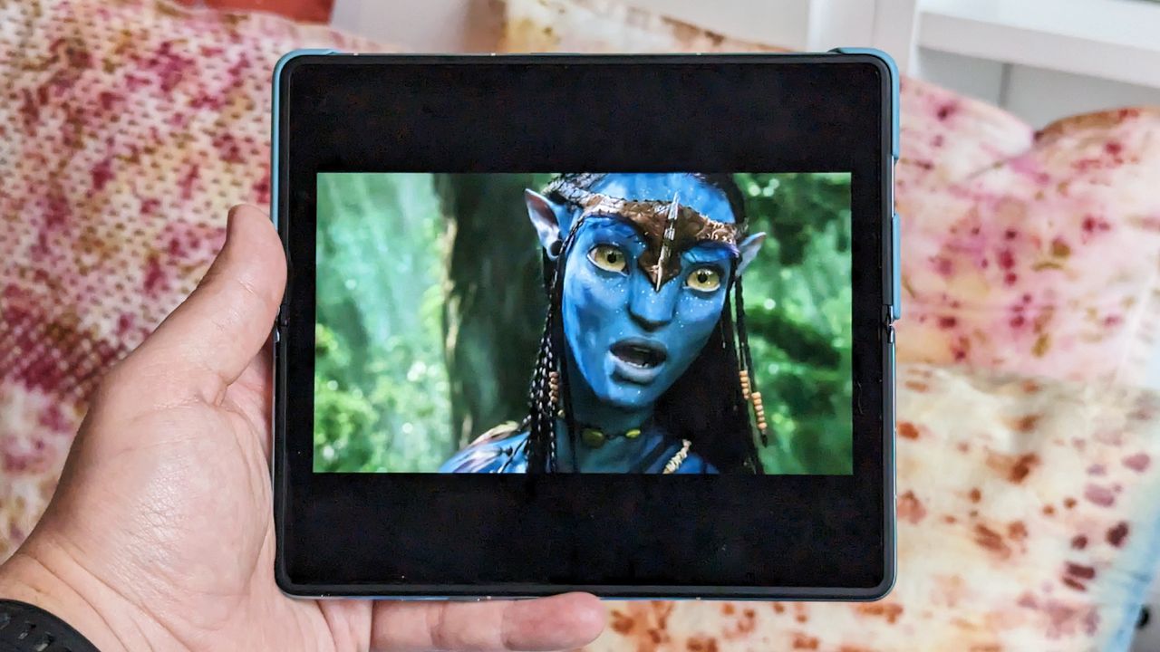 Honor Magic Vs review movie open handheld