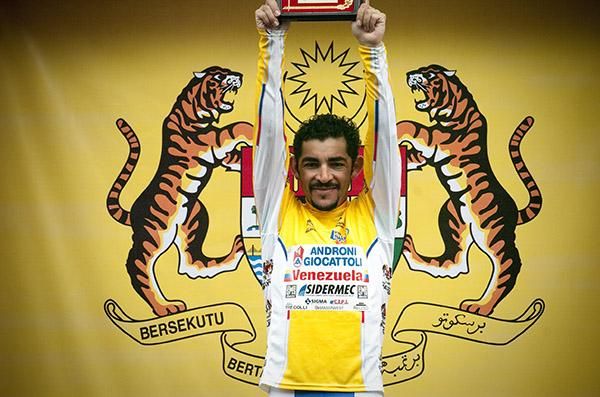 Colombian Jose Serpa (Androni Giocattoli) would have to hit a tree to lose the tour from here!