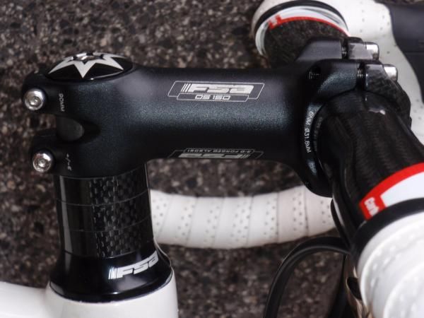 An FSA OS-150 alloy stem provides a solid, reliable option up front