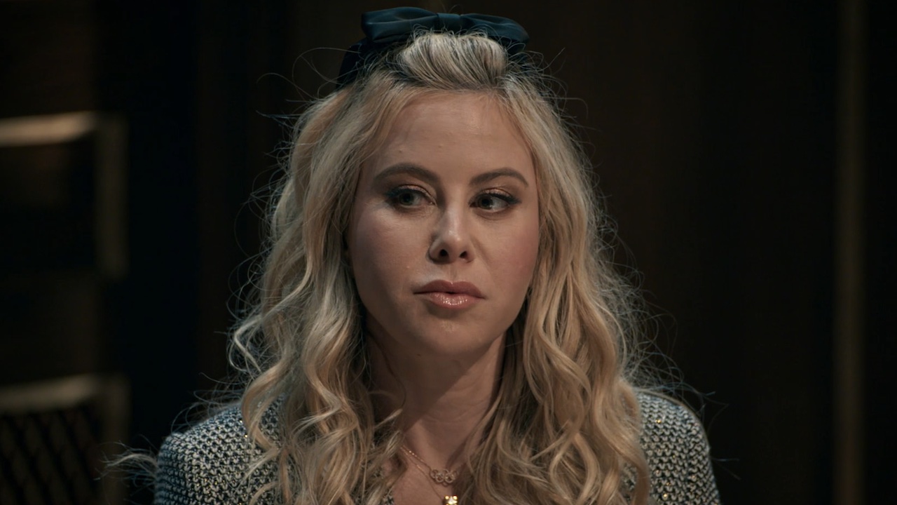 Tara Lapinski looking around at the Round Table.