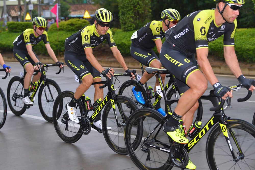 Mitchelton-Scott stick together