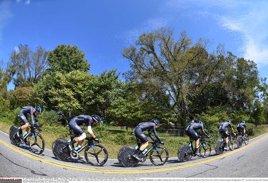 Te effects of the training crash are visible on Elia Viviani