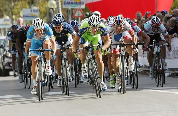 The 22-rider lead group sprints to the line.