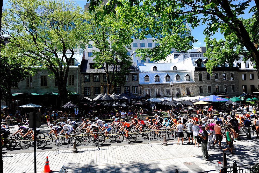 The bunch underway in Quebec City for stage 4 at Tour de Beauce.