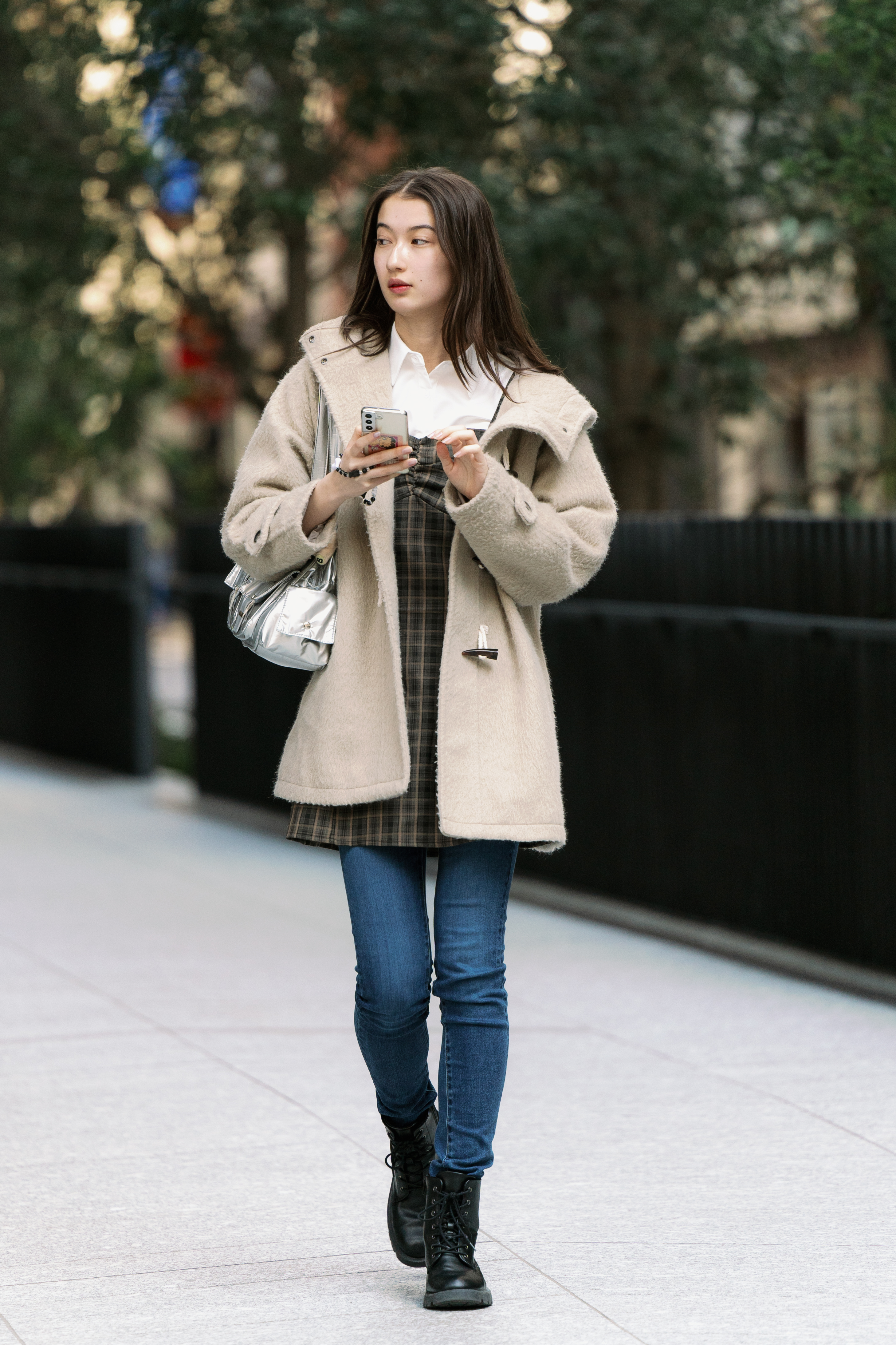 Person wearing a skinny jeans outfit.