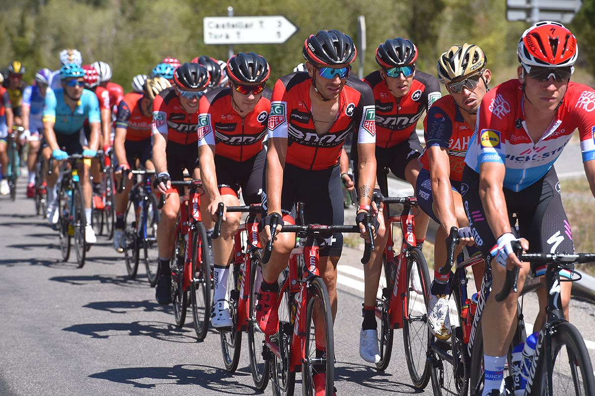 Bob Jungels sits just ahead of a train of BMC riders