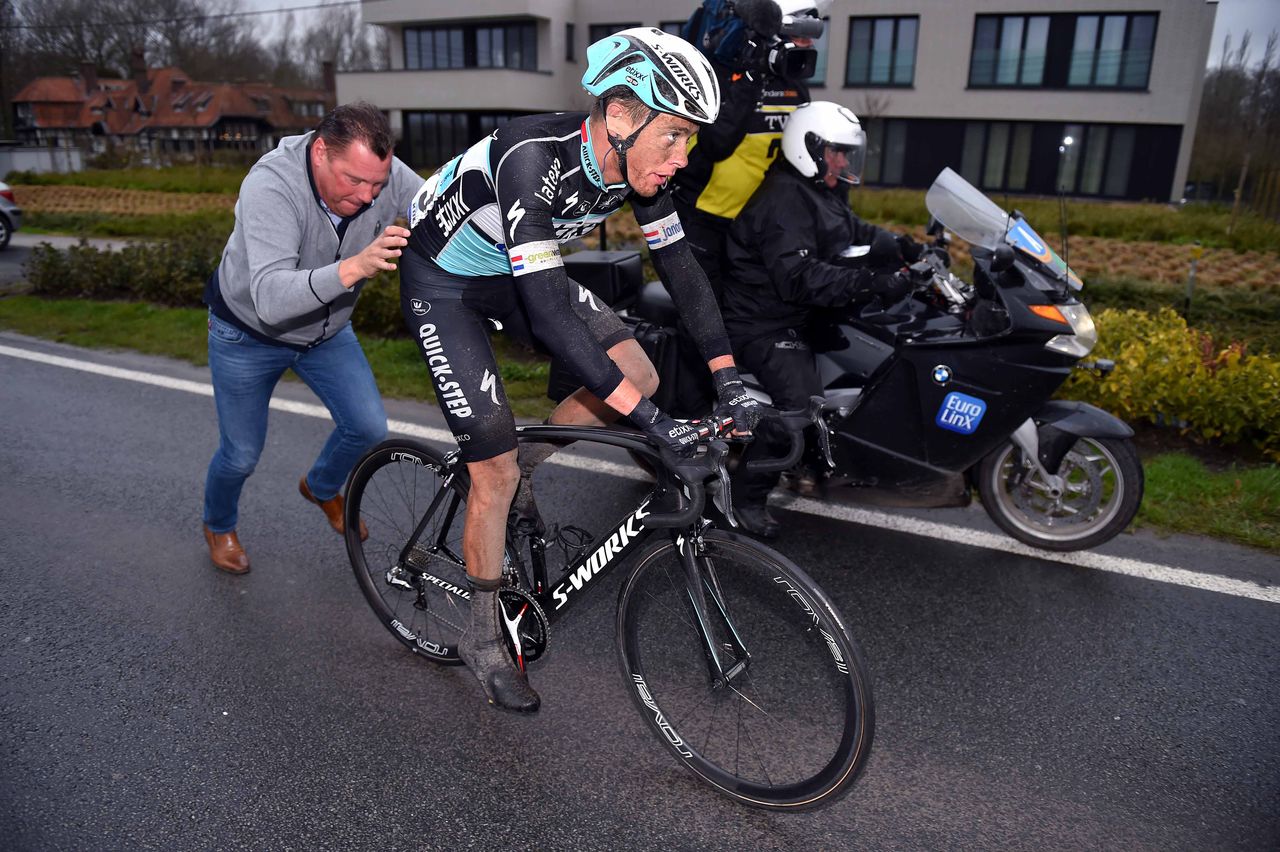 Niki Terpstra (Etixx-Quick Step) gets back on after a flat tyre