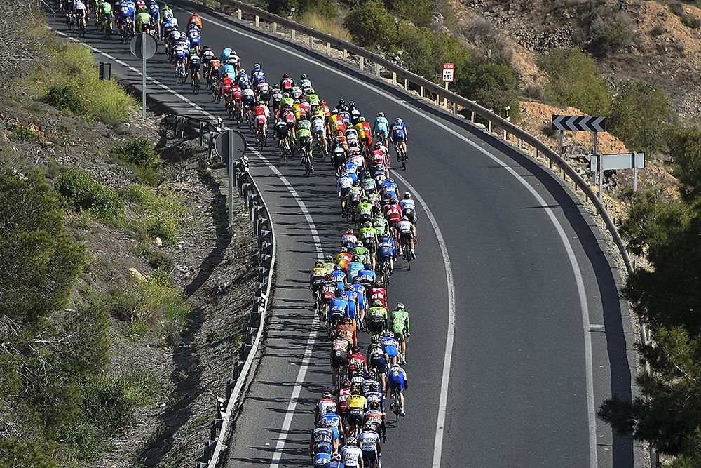 The peloton descending Volta a la Comunitat Valenciana stage 4