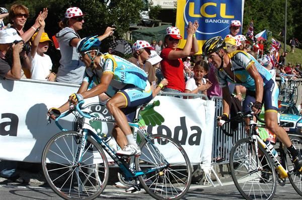Andreas Kloden and Lance Armstrong ride together