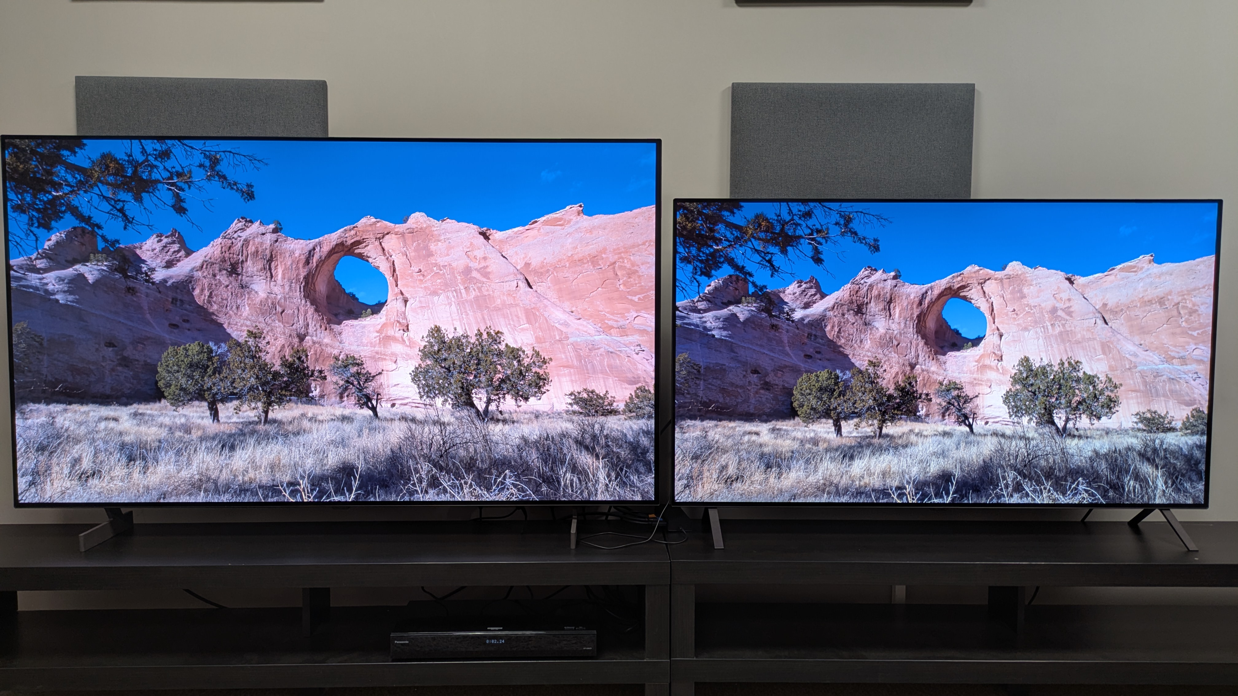 LG B6 (左) と LG B5 (右) では、画面に山側の写真が表示されます。 B6 は B5 よりも正確なカラー プロファイルと高いピーク輝度を備えています。